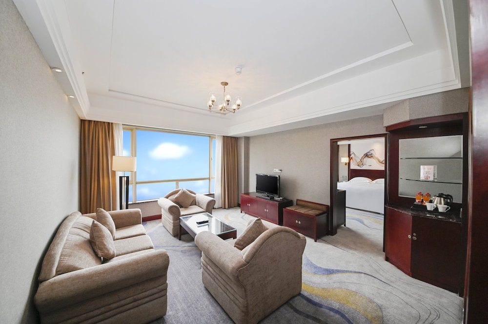 Superior Suite, 1 King Bed, Non Smoking (Crown) - Photo 2
