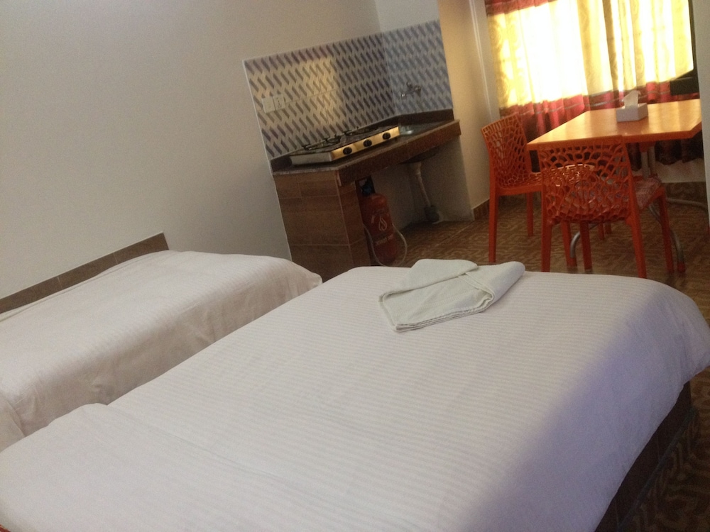 Traditional Apartment, 1 Bedroom, Kitchen, Partial Lake View