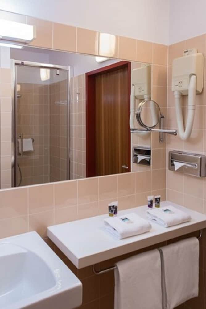 Standard Room, 2 Twin Beds - Photo 7
