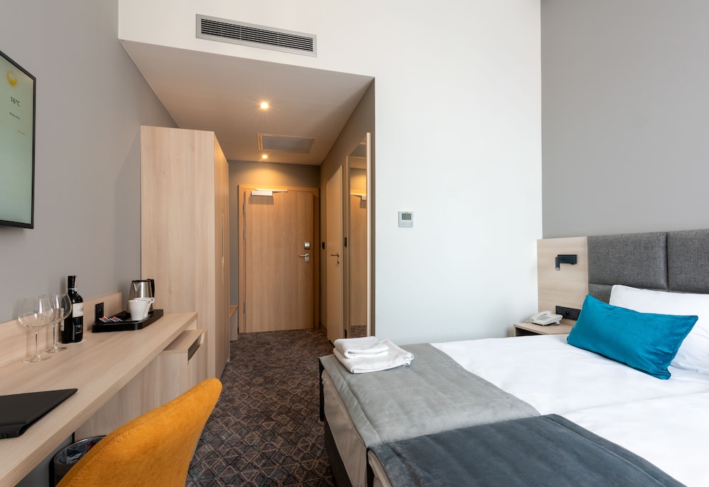 Standard Double Room, 2 Twin Beds (3*) - Photo 3