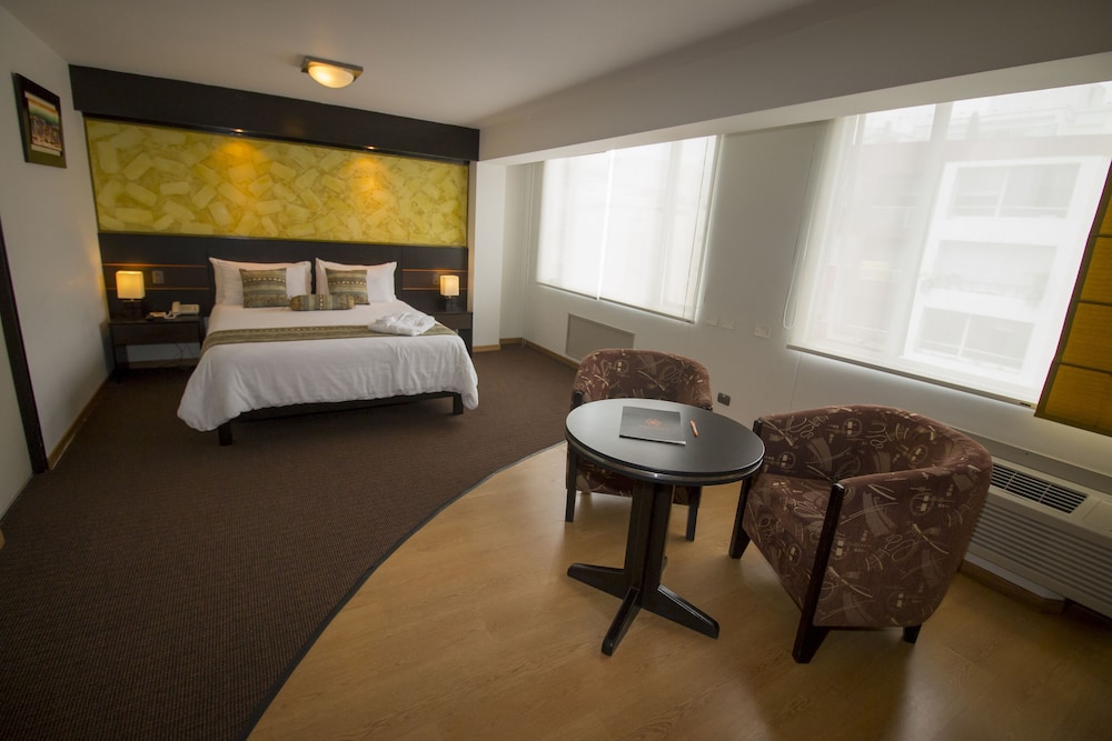 Suite, 1 Queen Bed photo 2