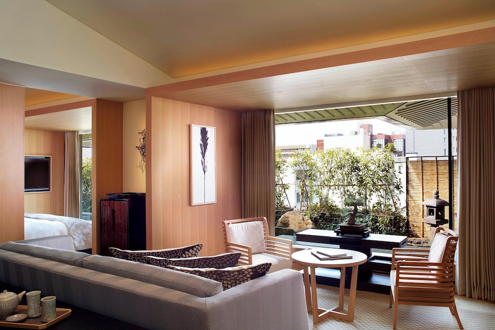 Suite, 1 King Bed, Garden View