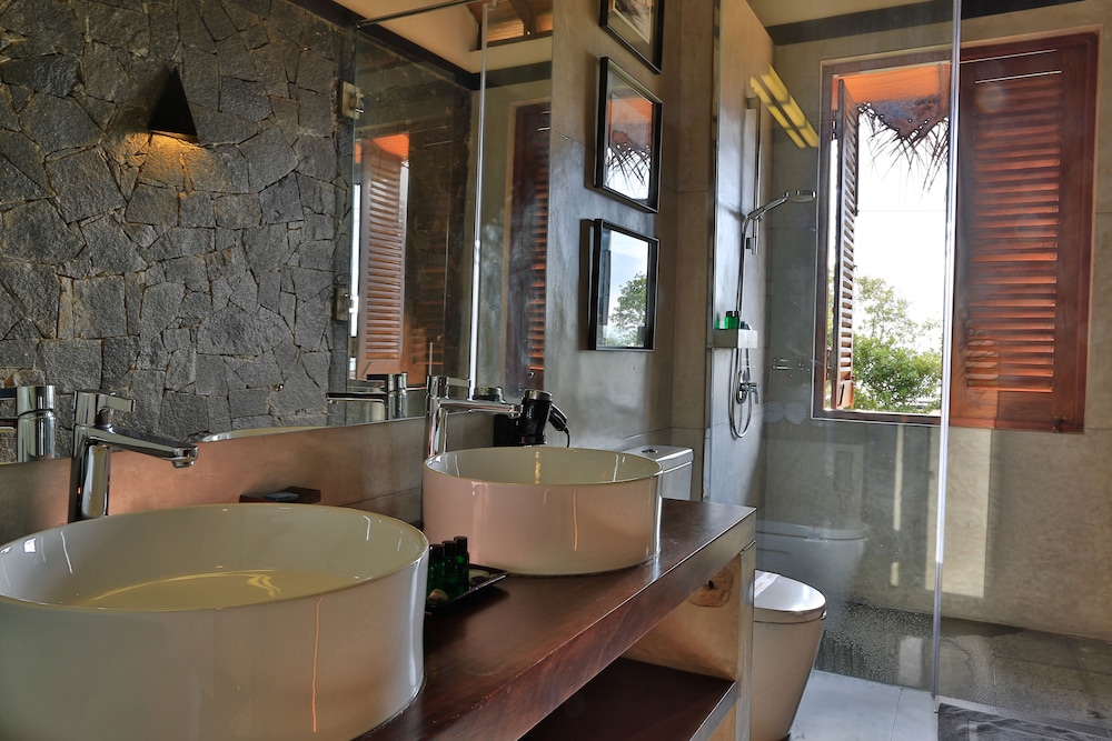 Suite, 1 King Bed, Lagoon View, Lakeside photo 2