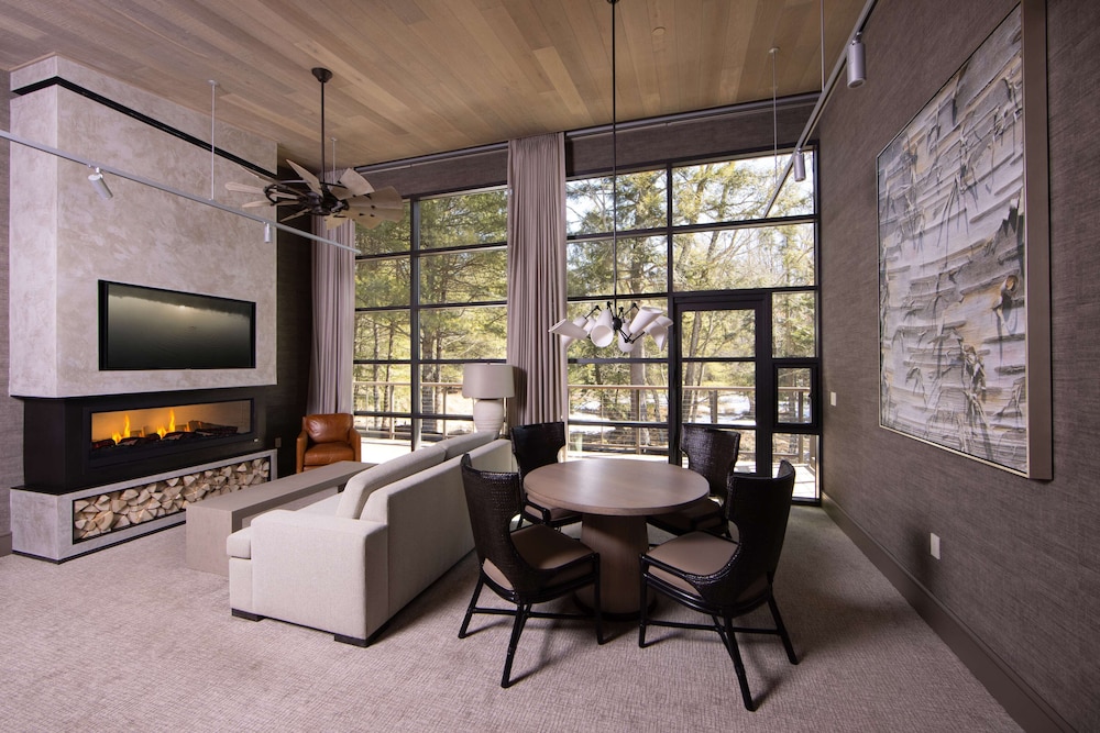 Signature Studio Suite, 1 King Bed with Sofa bed, Fireplace photo 2
