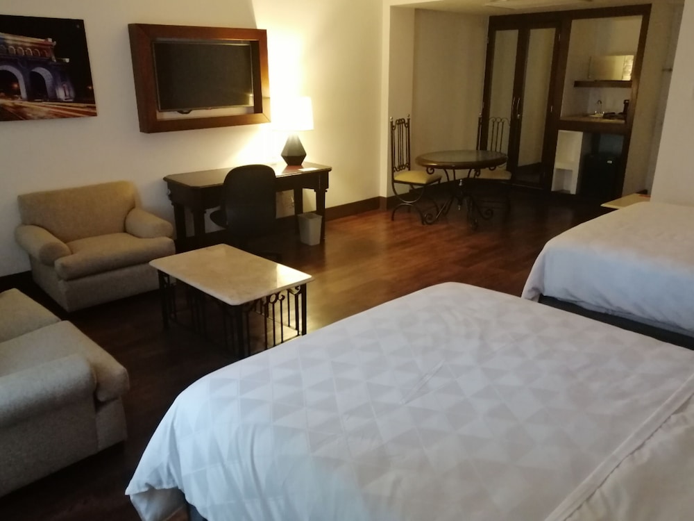 Premium Room, 2 Queen Beds - Photo 6