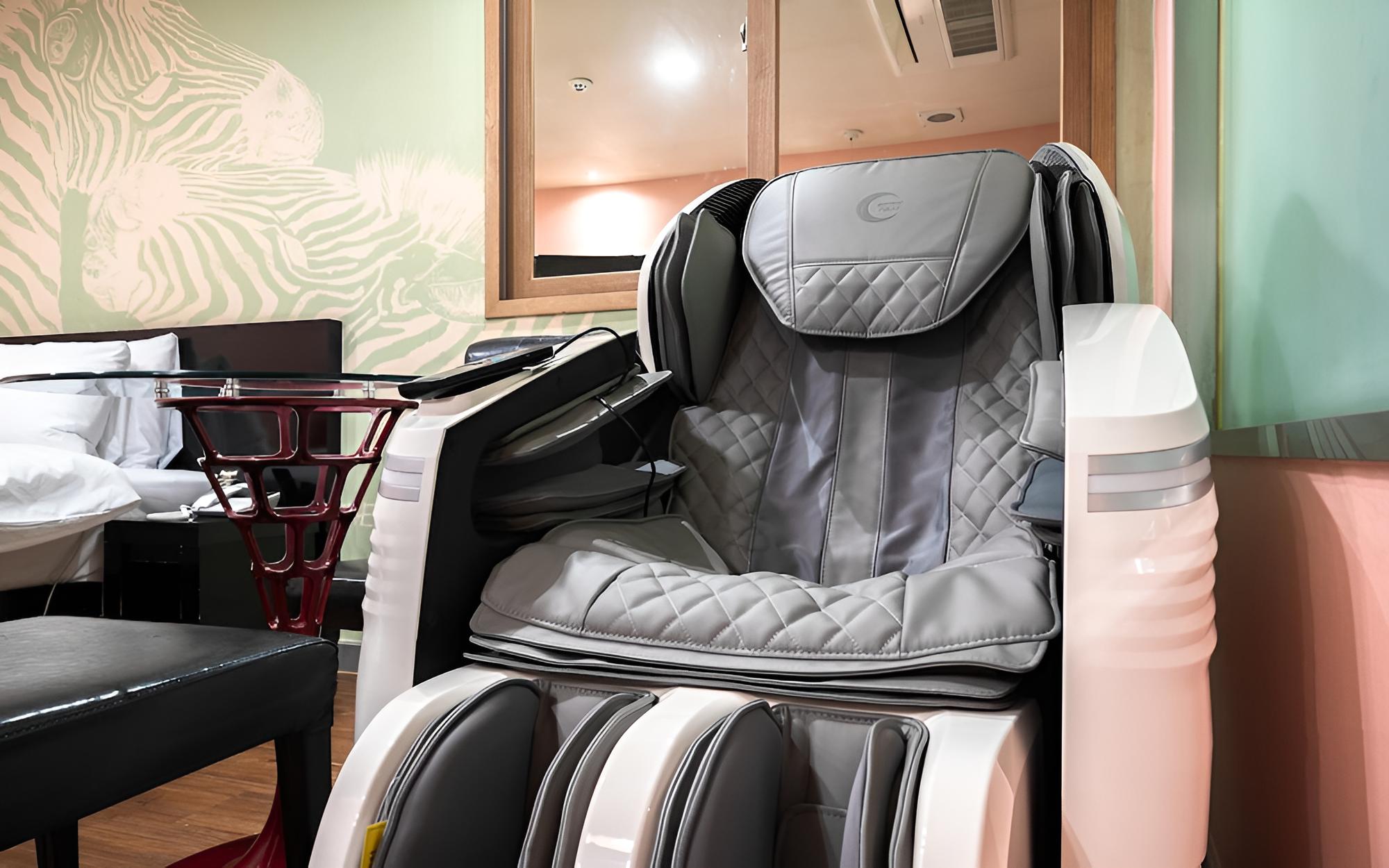 Room (VVIP (Netflix available massage chair) - Photo 4