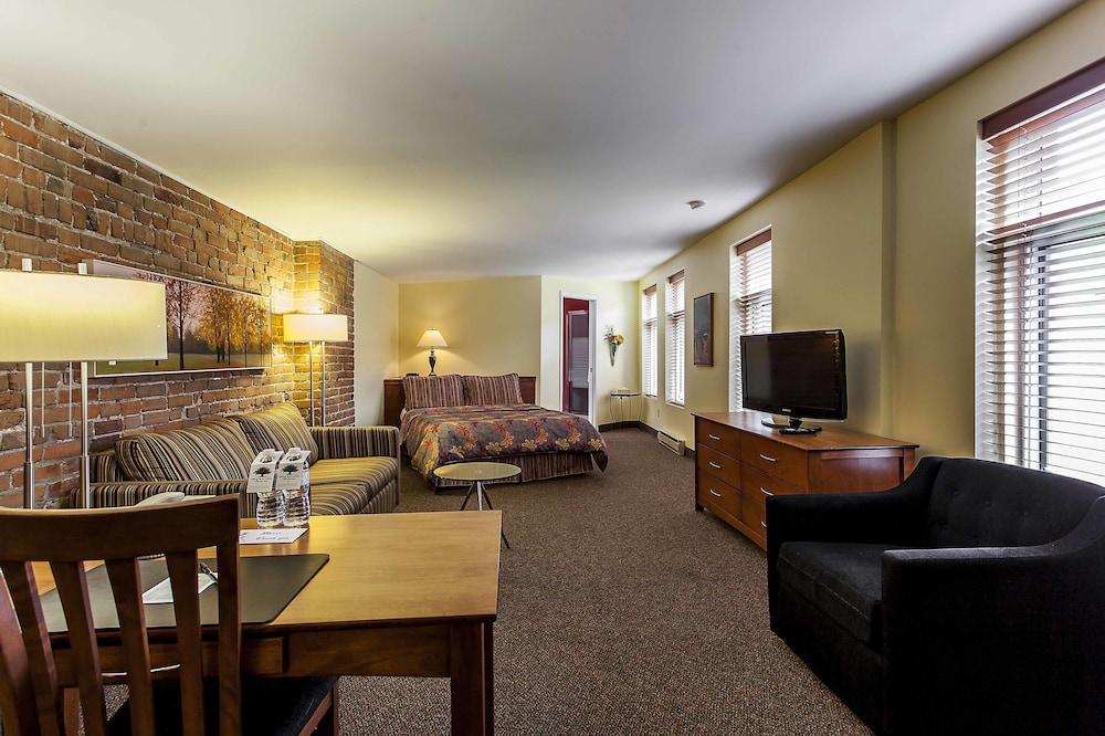 Quadruple room with 2 Queen Beds - Photo 1