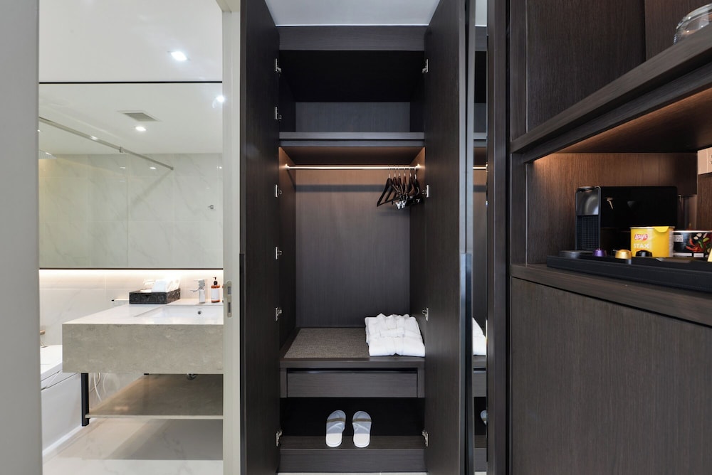 Deluxe Room, Bathtub thumbnail 6