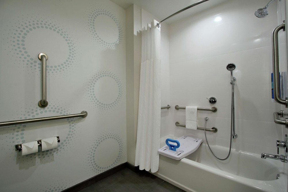 Room, 1 King Bed, Accessible, Bathtub - Photo 4