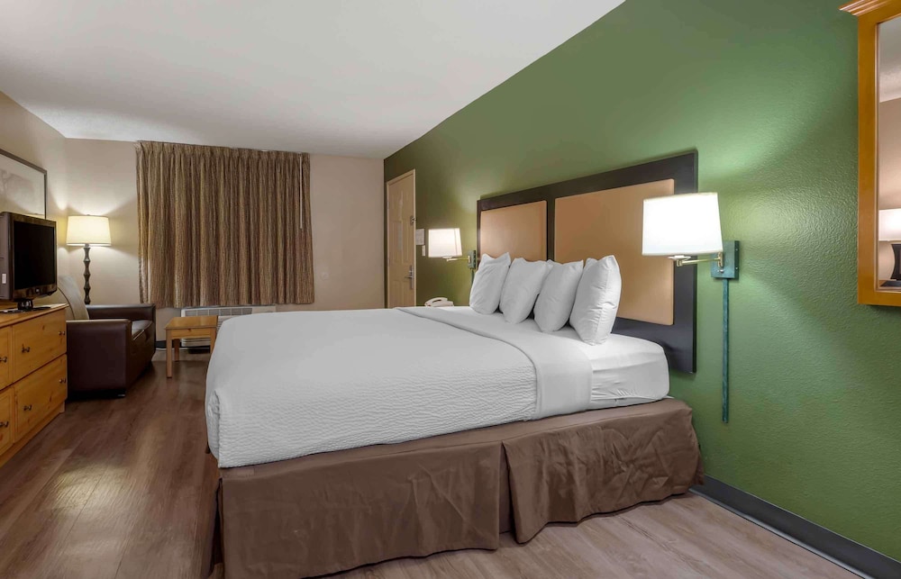 Deluxe Studio, 1 King Bed With Sofa Bed, Non Smoking - Photo 3