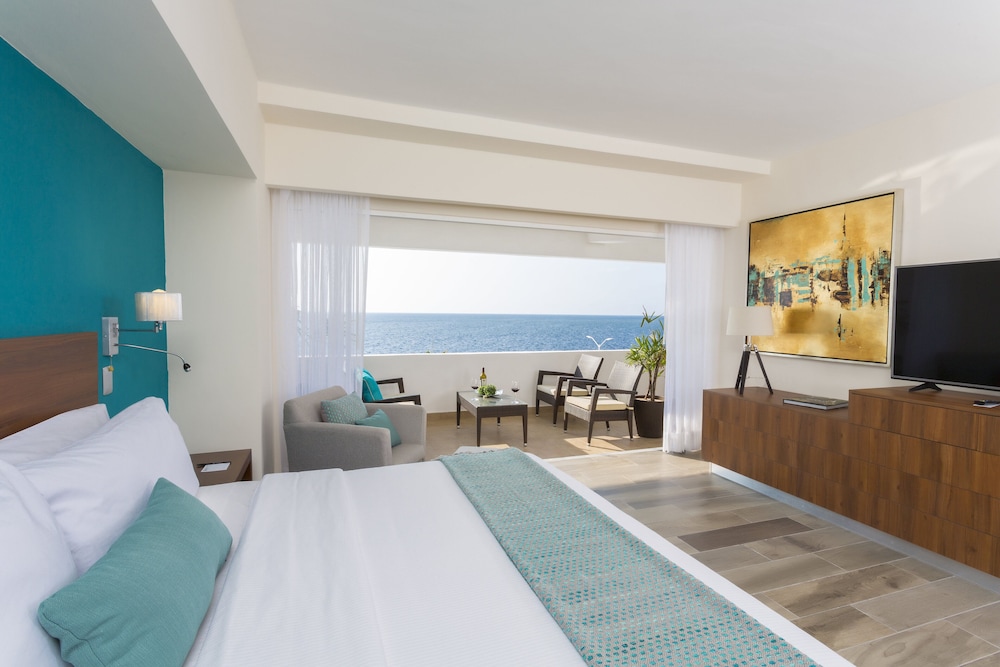 Superior Room, 1 King Bed, Partial Ocean View photo 1