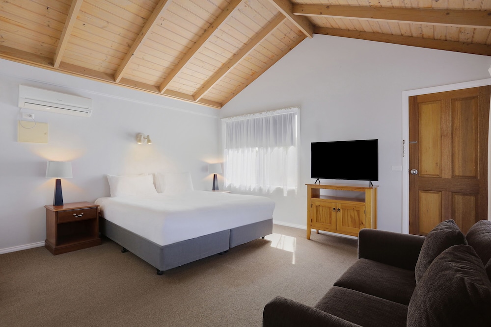 Deluxe Studio, Multiple Beds photo 3