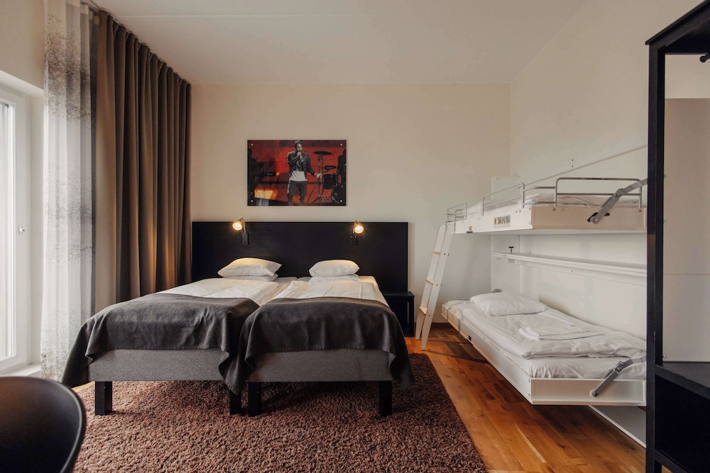 Family Room, Multiple Beds, Accessible, Non Smoking (Walk-in Shower)