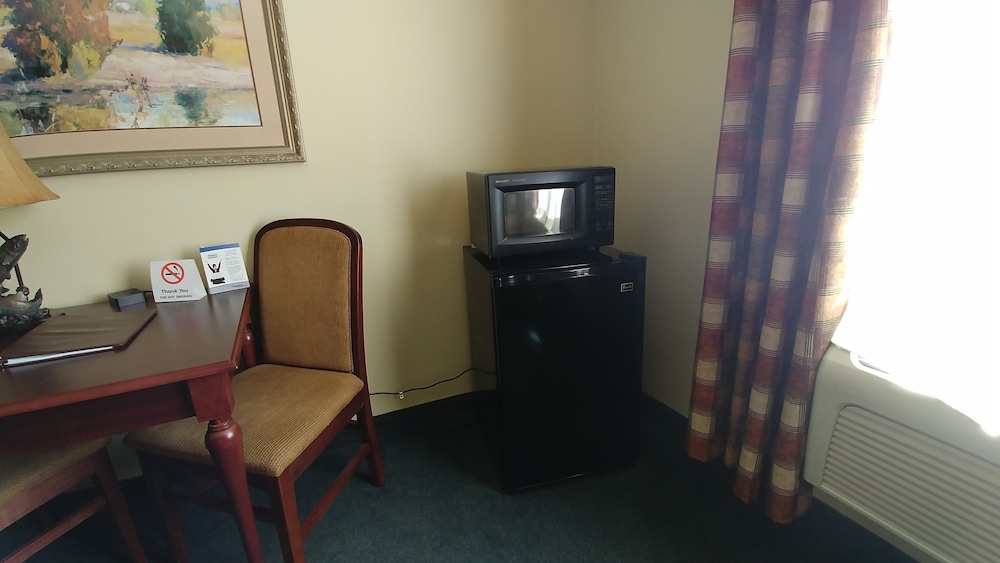 Standard Room, 2 Queen Beds, Non Smoking - Photo 9