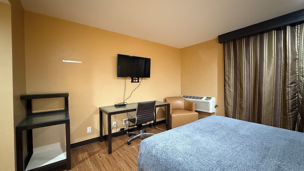 Deluxe Room, 1 Queen Bed photo 2