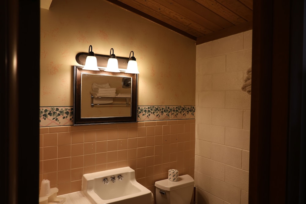 Basic Room, 2 Queen Beds photo 2