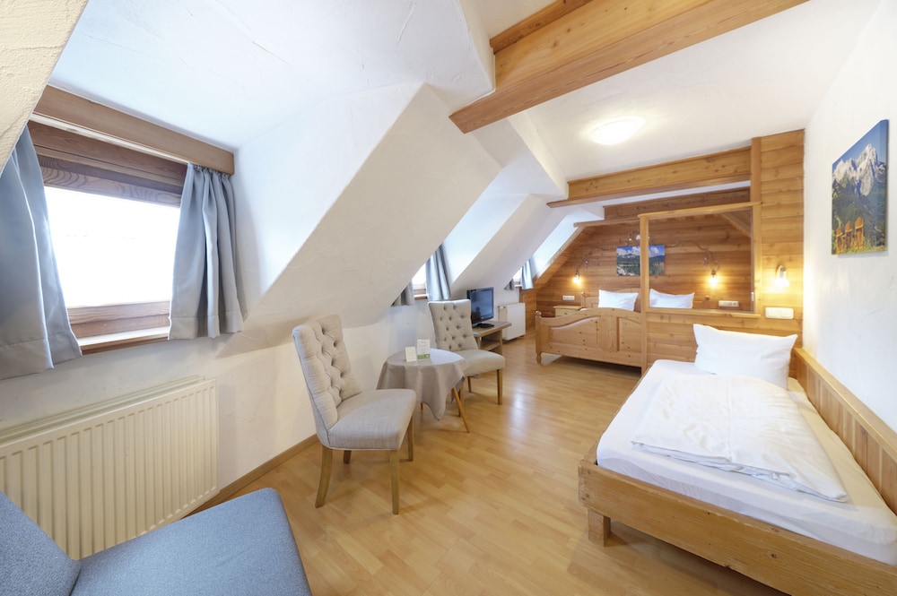 Standard Triple Room, Non Smoking, Mountain View photo 3