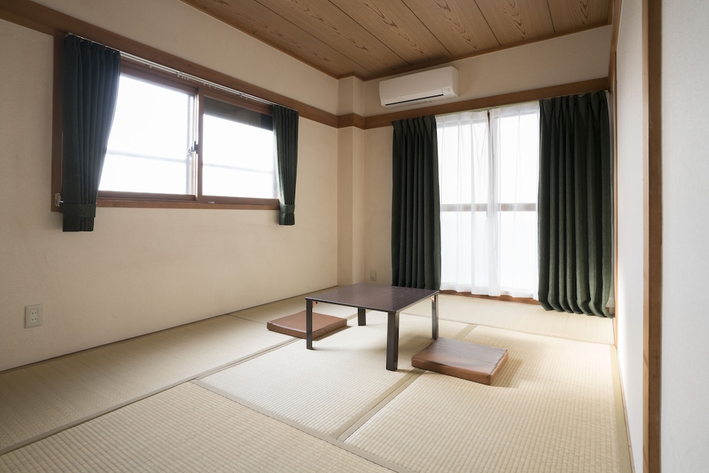 Japanese Tatami Room, 3 Futons photo 1
