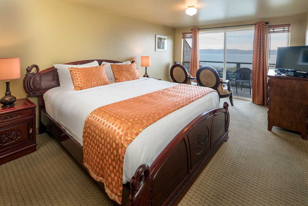 Room 2 with Queen Bed and Hot Tub photo 3