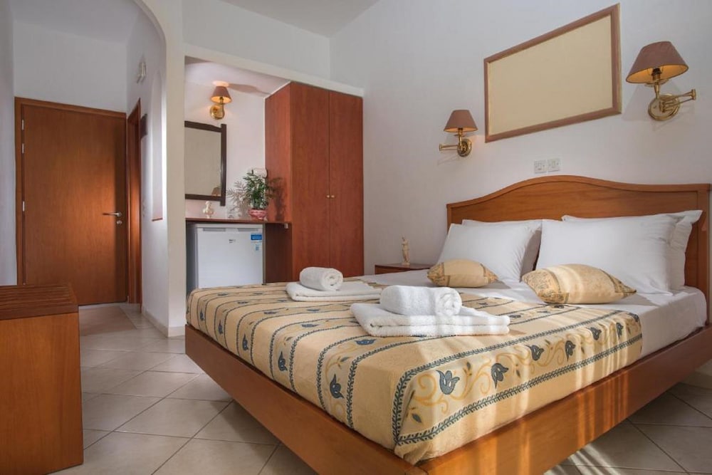 Double Room, 1 Double or 2 Twin Beds, Pool View