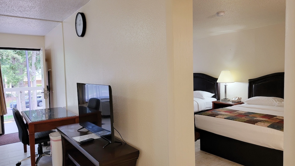 Basic Room, Multiple Beds, Non Smoking photo 3