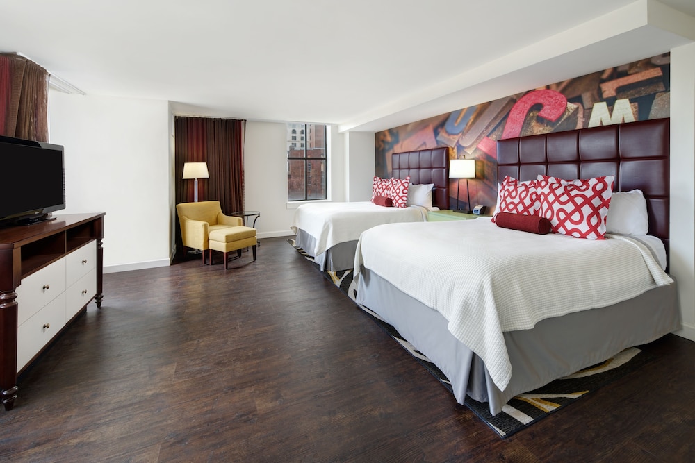 Standard Room, 2 Queen Beds, Roll-In Shower (Communications Accessible)