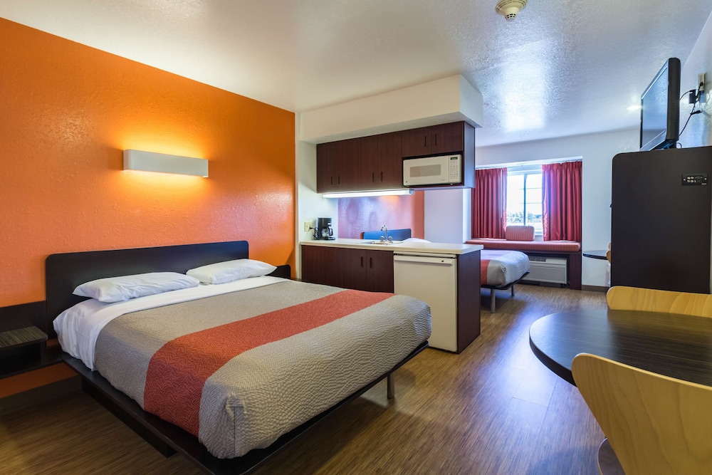 Deluxe Suite, 2 Queen Beds, Non Smoking, Refrigerator & Microwave photo 1