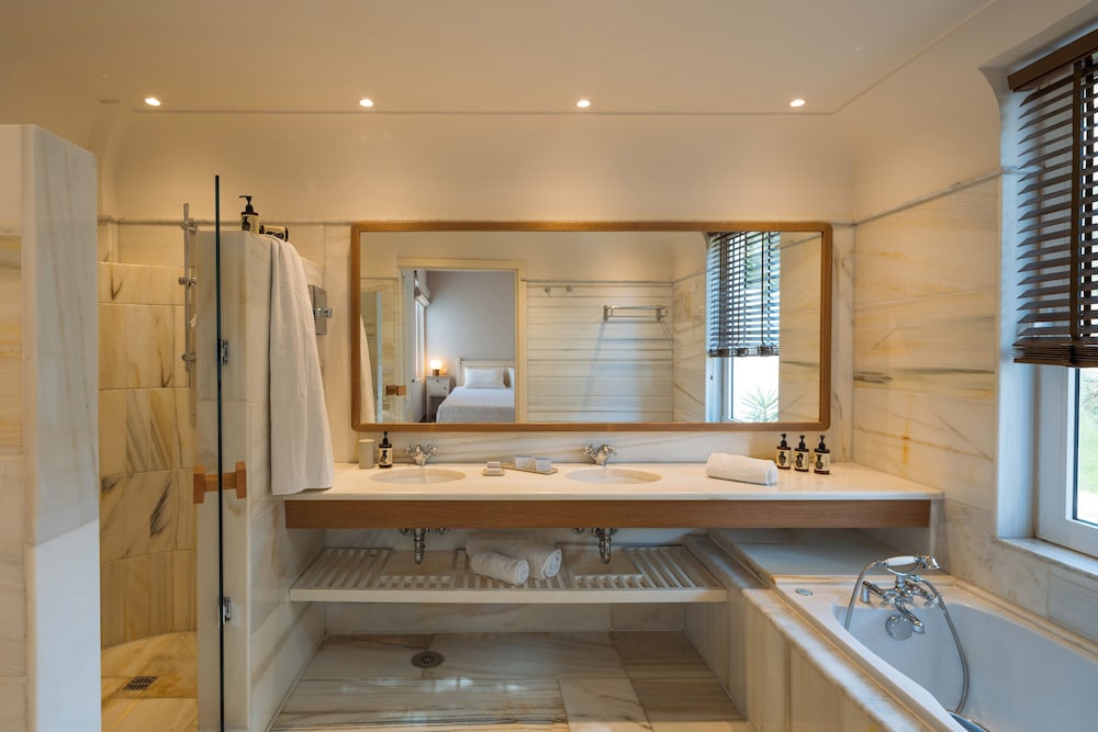 One Bedroom Deluxe Suite - Photo 6