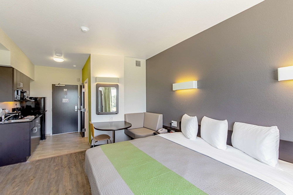 Deluxe Room, 1 King Bed, Non Smoking, Refrigerator & Microwave - Photo 3