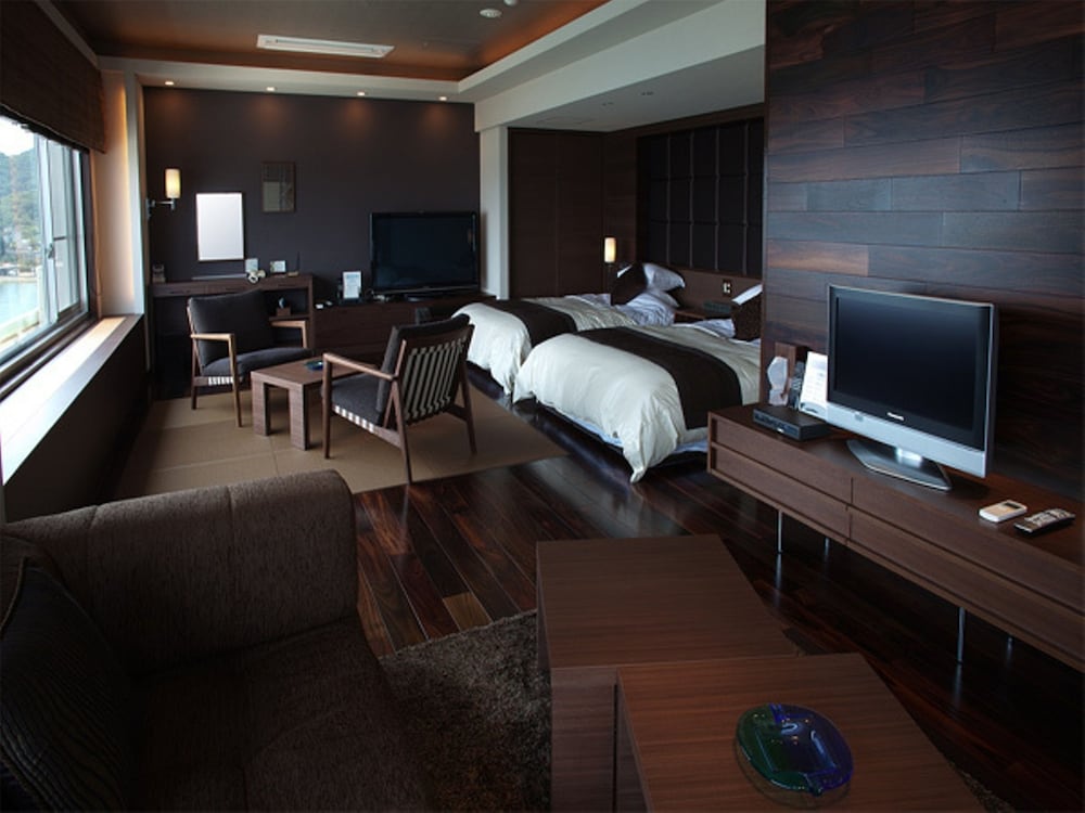 Suite Room, Top Floor, Non Smoking, Angel Road and Sea View photo 2