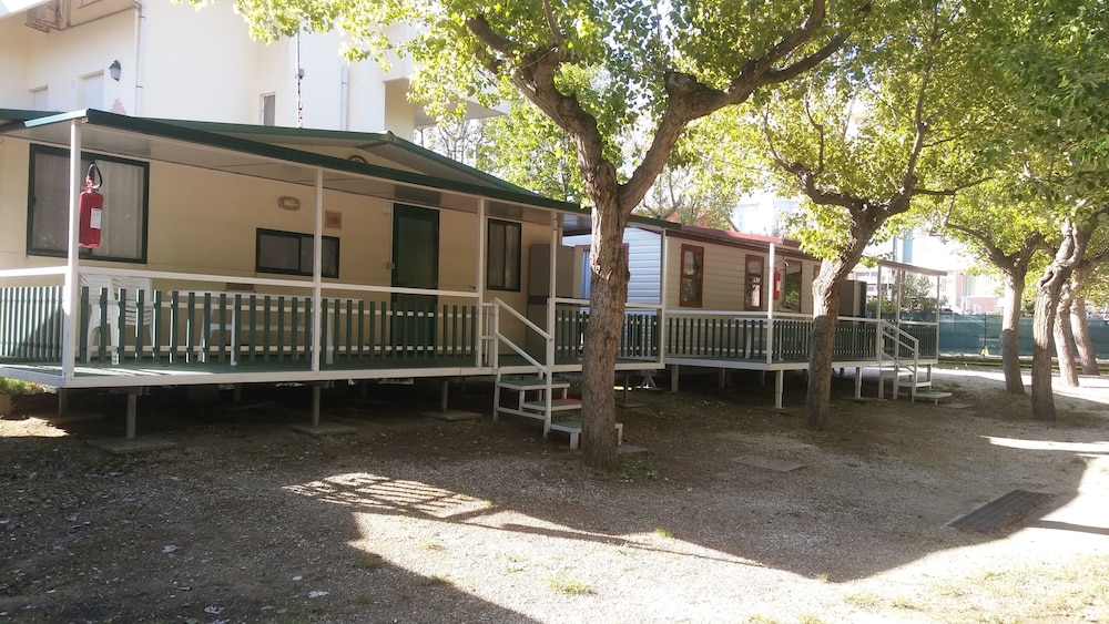 Standard Mobile Home, 2 Bedrooms (Pet Friendly)
