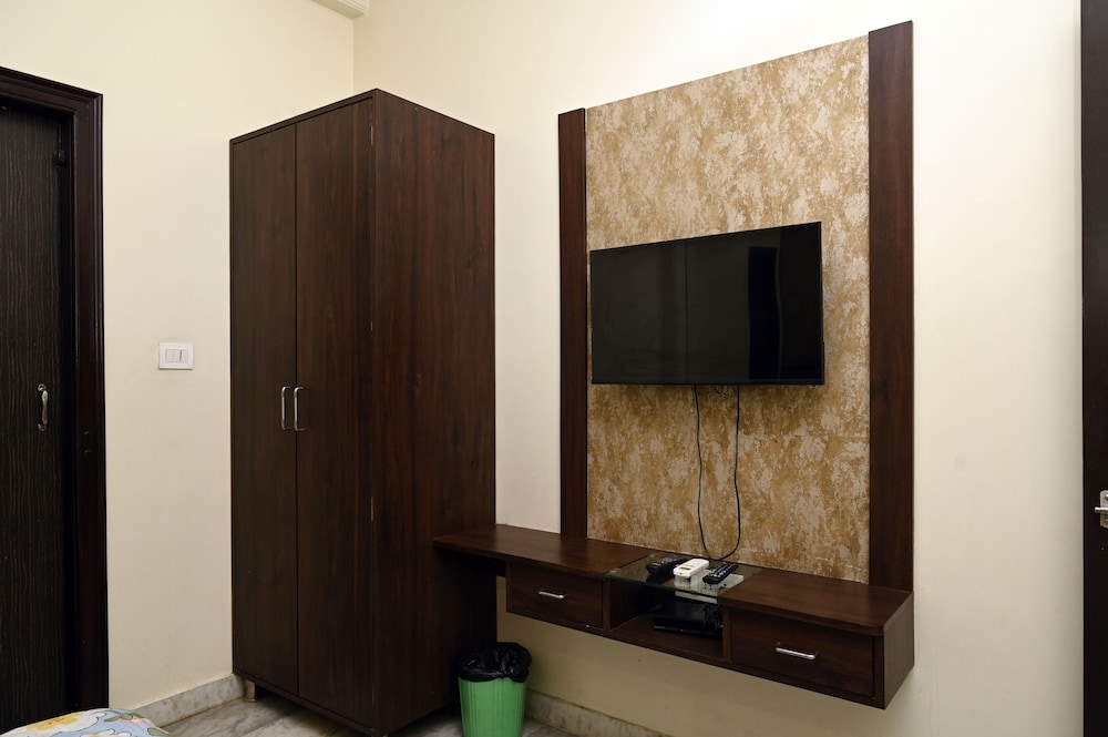 Deluxe Double Room A/C - Photo 13