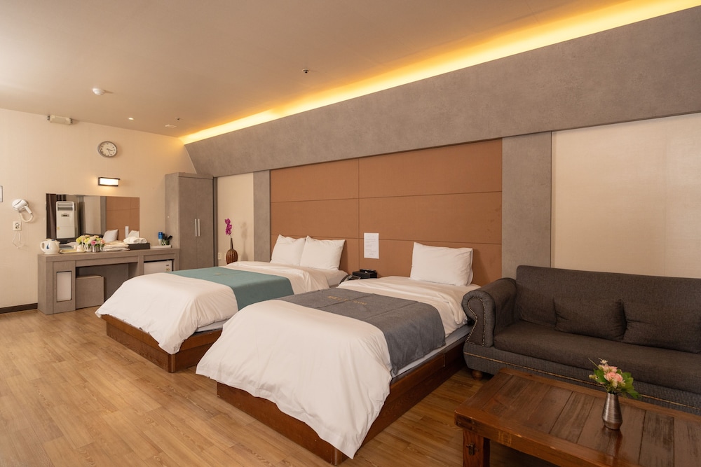 Deluxe Family Room - Photo 2