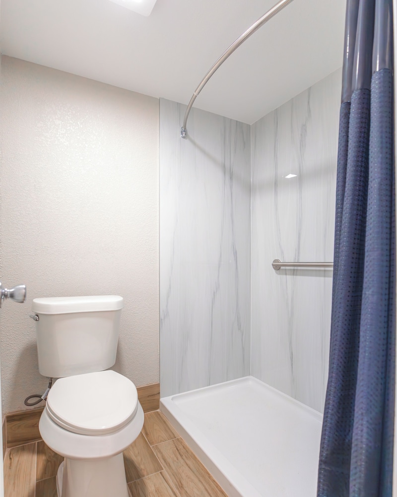 Single Room, 1 King Bed, Kitchenette photo 2