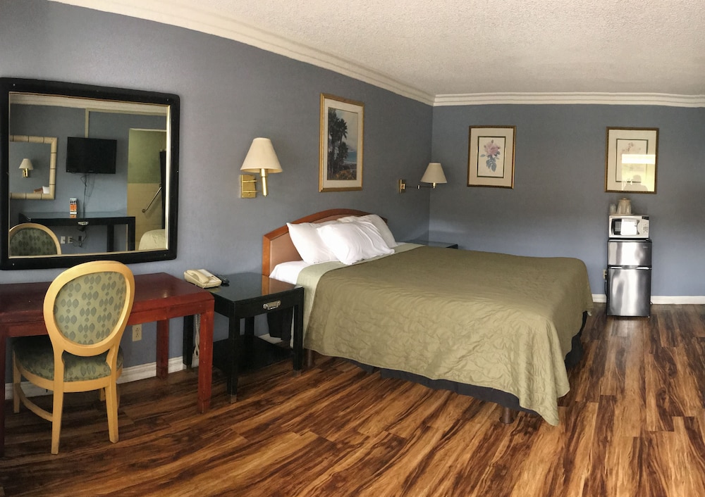 Comfort Room, 1 King Bed, Accessible photo 3