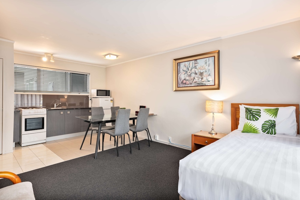 One Bedroom Suite, Multiple Beds, Non Smoking, Full Kitchen