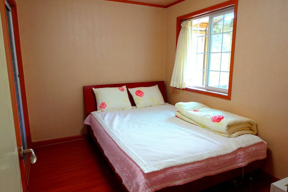 Family Room (C) photo 1