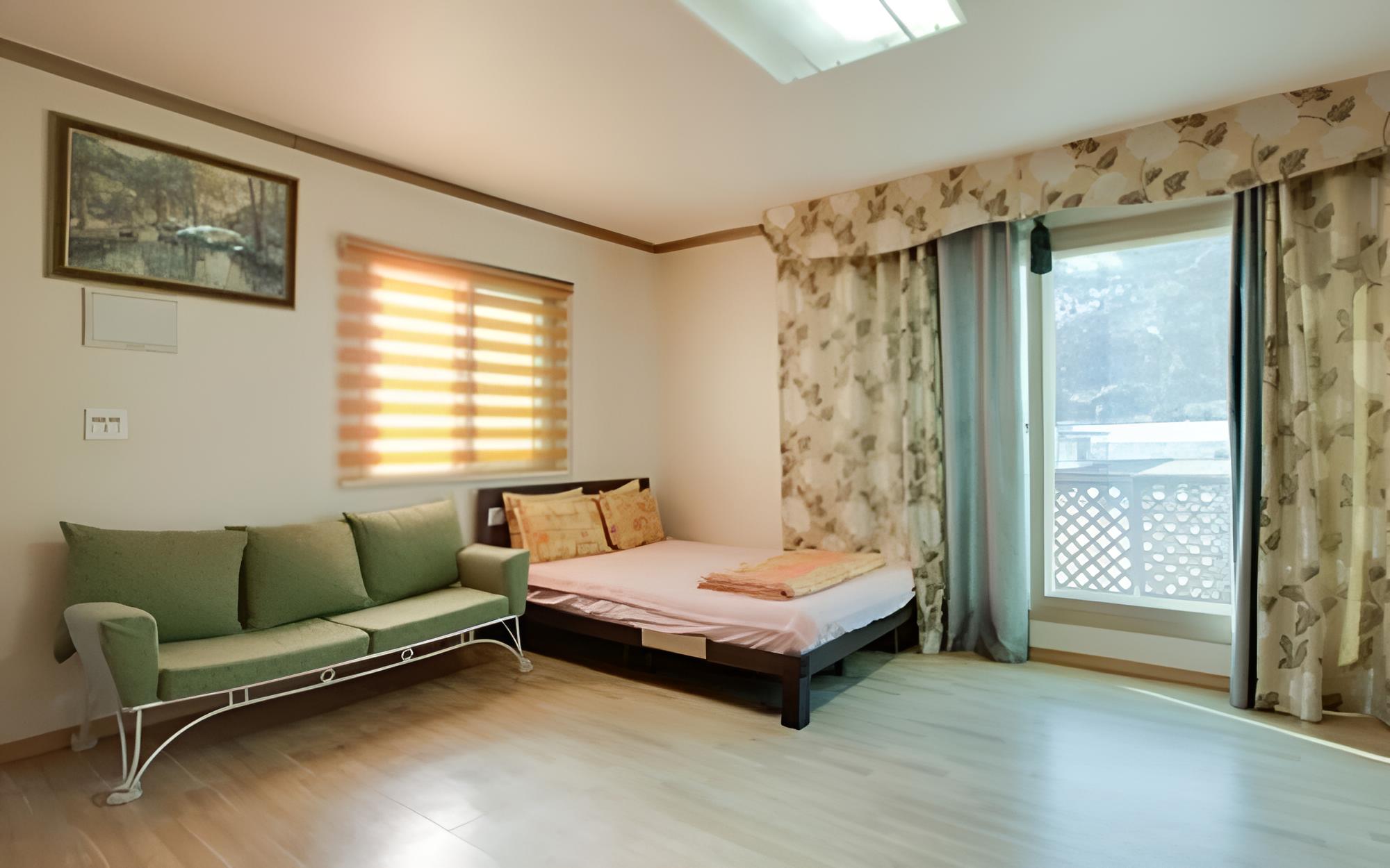 Room (Room 102 (large studio)) - Photo 1