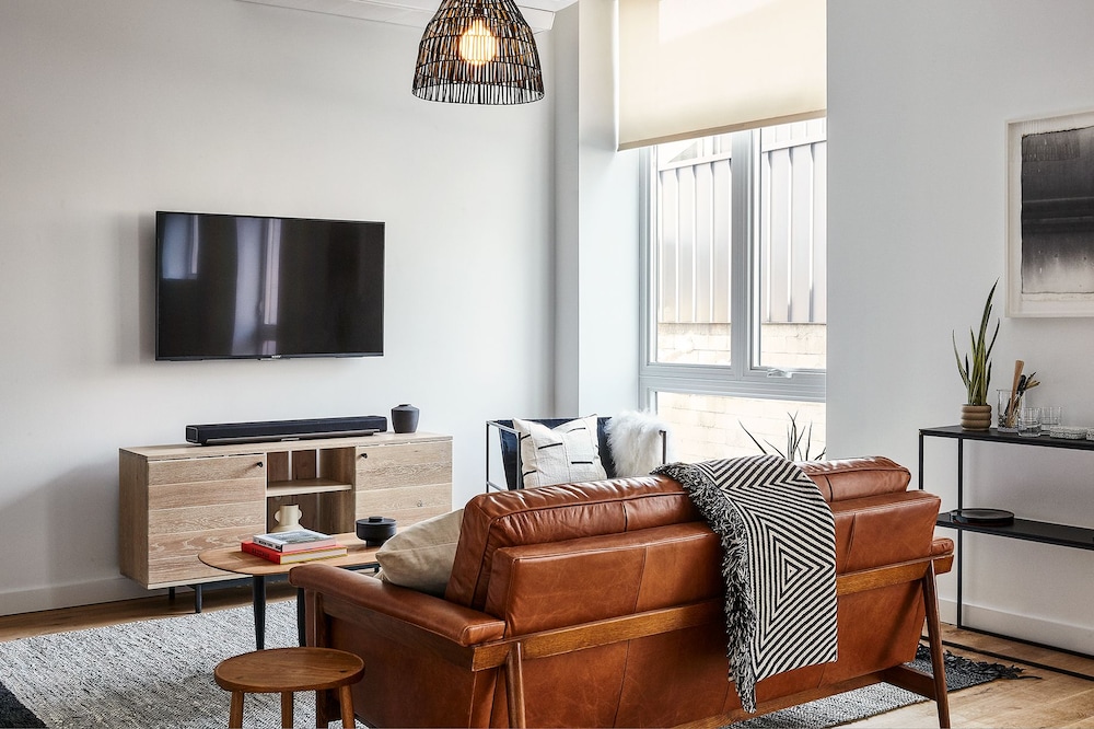 Design Studio Suite, 1 Queen Bed, Kitchen, Courtyard View