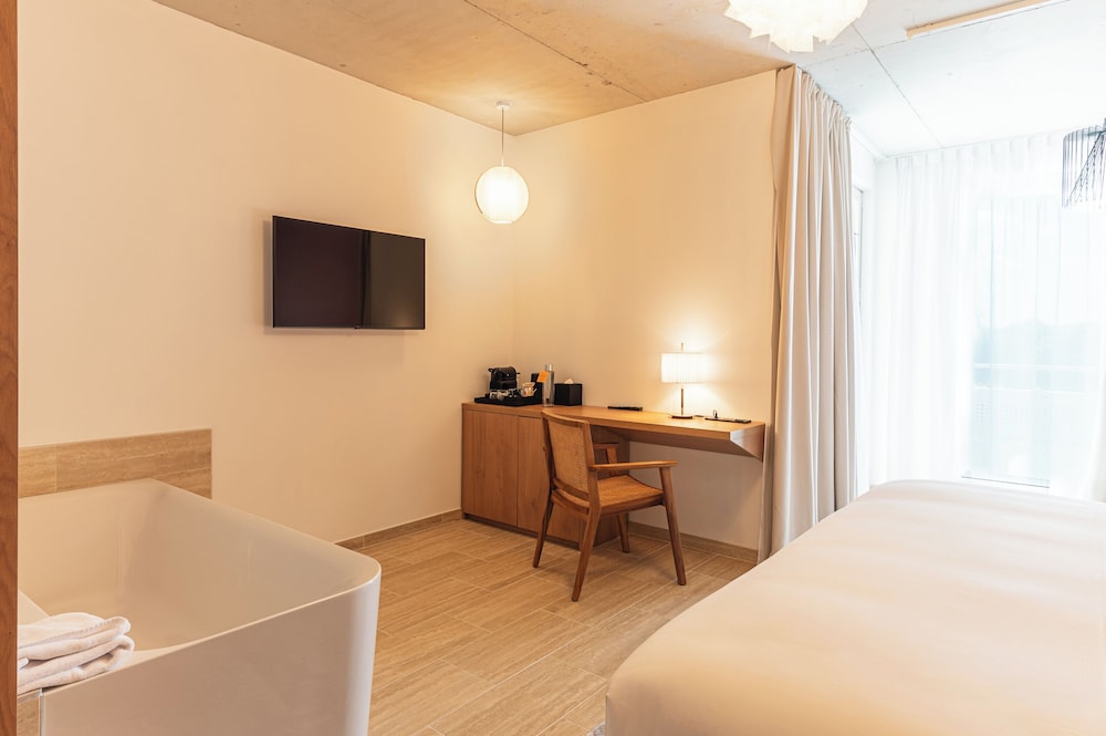 Premium Room, 1 King Bed with Sofa bed (Super King) - Photo 4