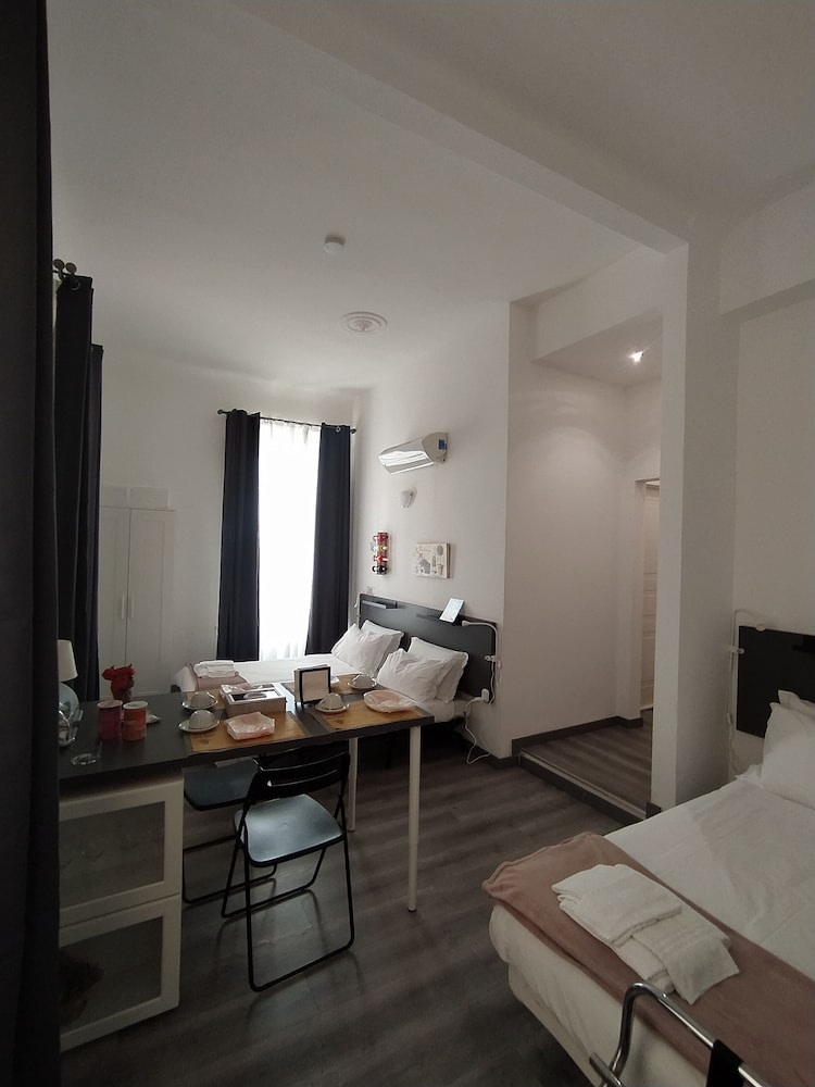 Deluxe Quadruple Room, Private Bathroom, City View photo 3