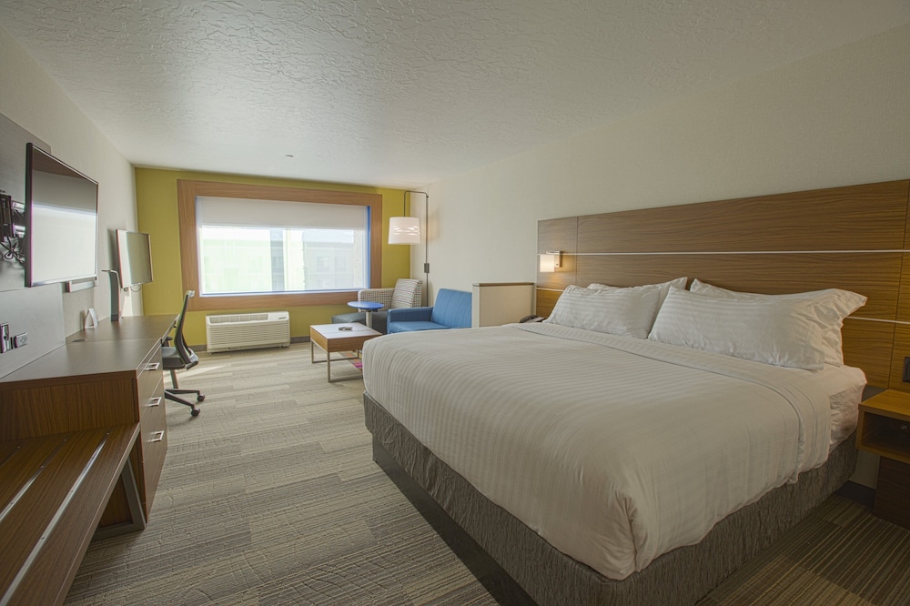 Suite, 1 King Bed, Accessible (Communication Accessible) photo 1