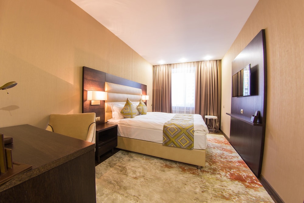 Standard Room, 1 Queen Bed, Non Smoking photo 3