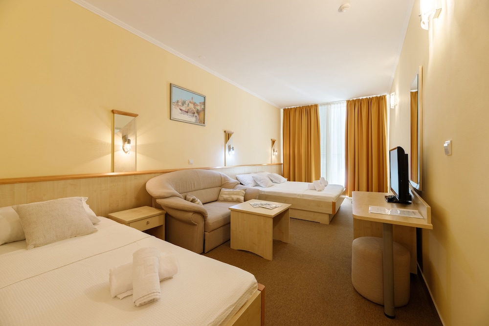 Classic Triple Room, Balcony photo 1