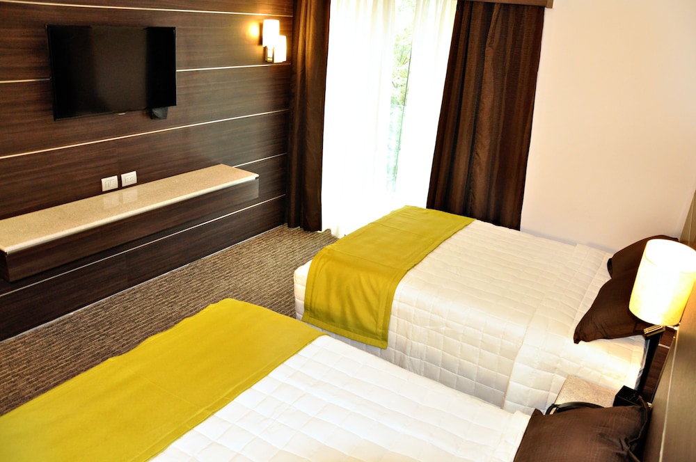 Suite, 2 Double Beds photo 3