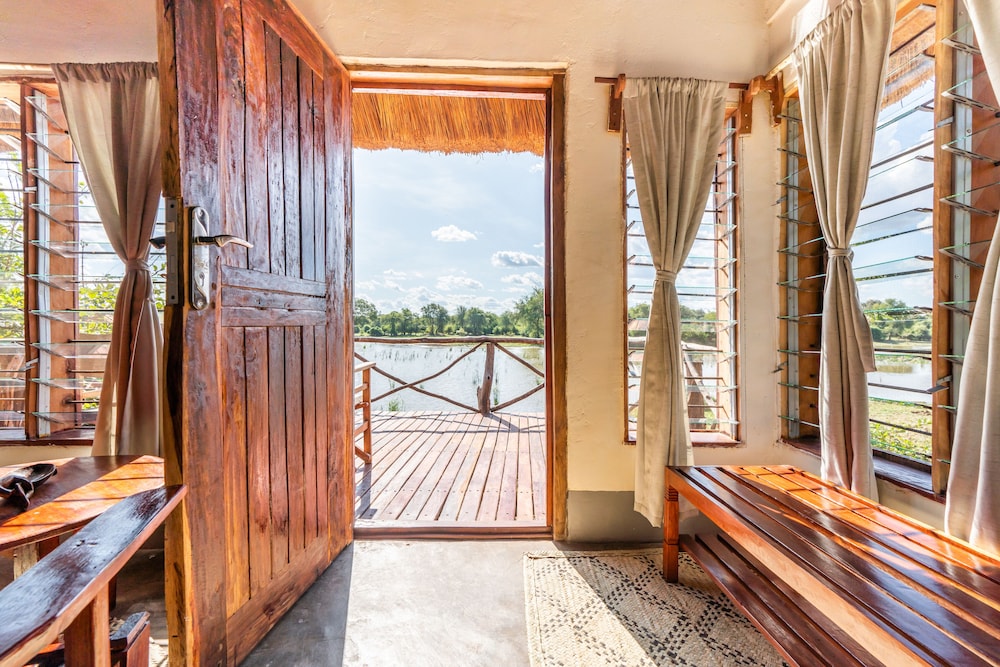 Romantic Chalet, 1 King Bed, Private Bathroom photo 3