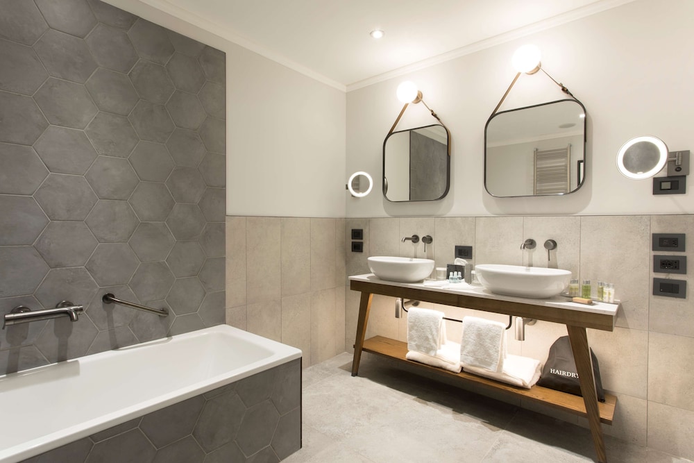 Suite, 1 Bedroom, Terrace thumbnail 5