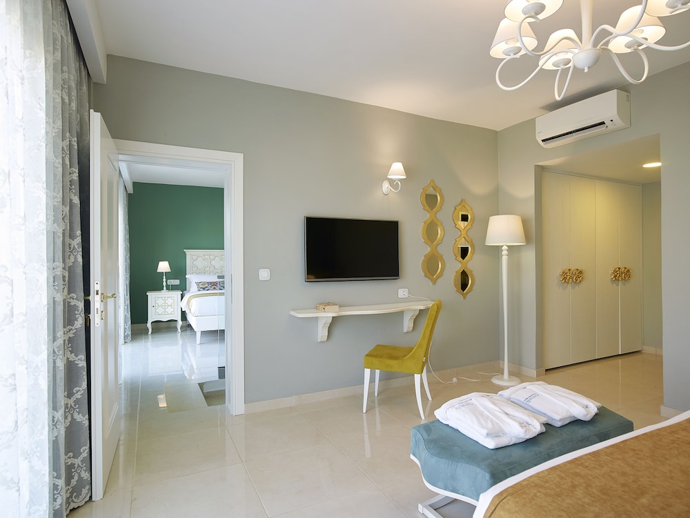 Grand Family Suite 2 Bedrooms Sharing Pool