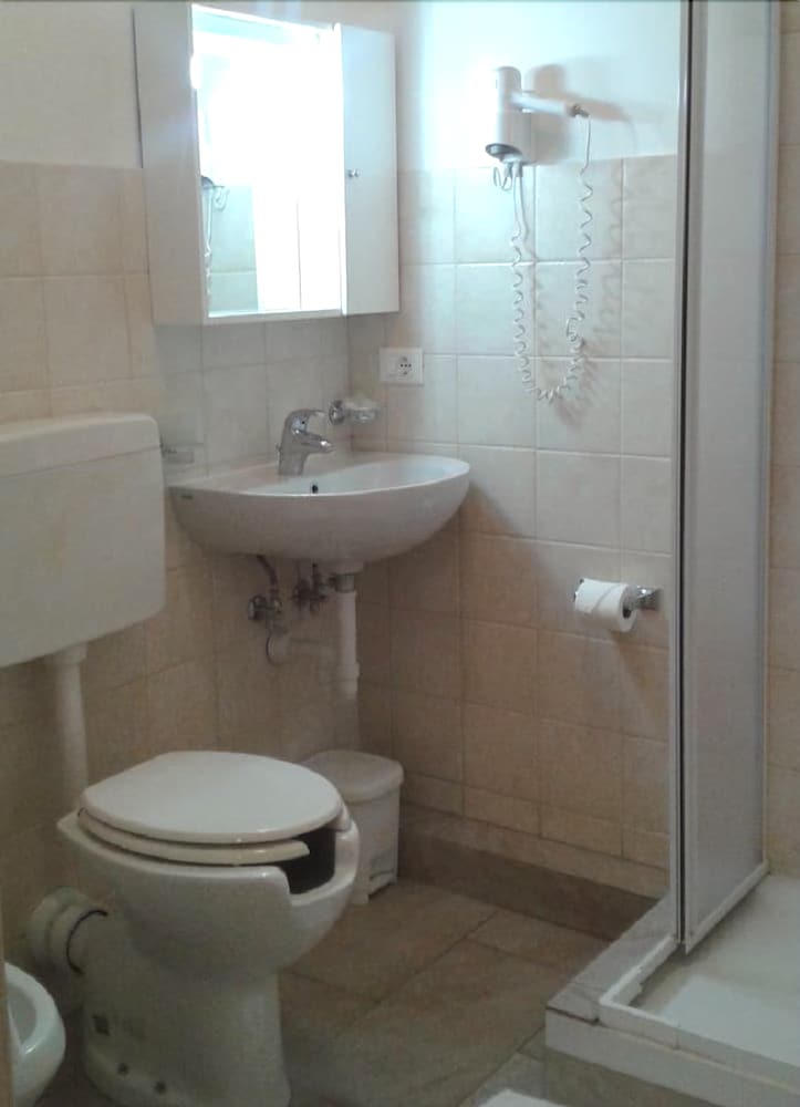Economy Double Room photo 2