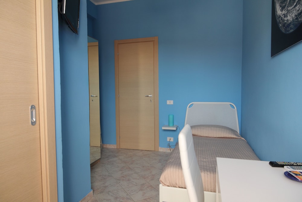 Single Room, Private Bathroom photo 3